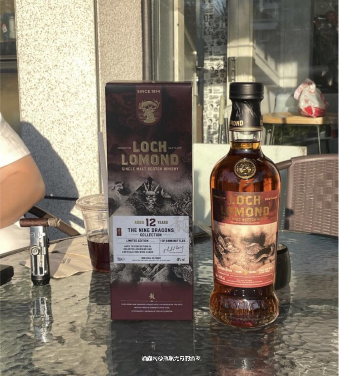 罗曼湖龙年限定12年 金色的酒液有着菠萝以及椰蓉香料的甜感,后续会有少许木质调。入口能喝到矿物感,菠萝水果硬糖,桃子混合着梨,味道相当甜润。尾韵中等长度,有着热带水果,巧克力,一丝烟熏木本植物的味道。杯底是飘忽不定的覆盆子酸甜。好像龙隐藏于云中的踪影。