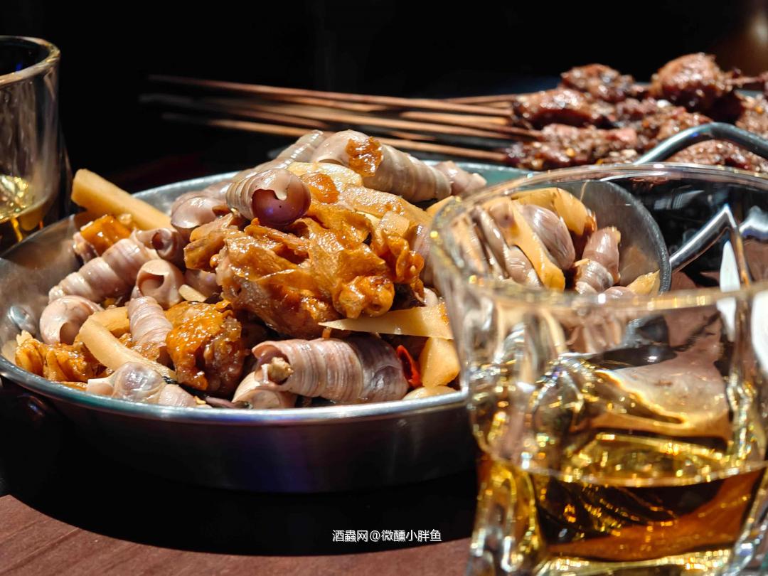 鸭脚炒钉螺,配威士忌