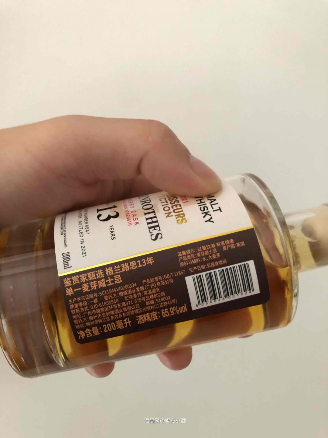 我也终于拥有我的第一款格兰路思的威士忌了。 这款13年是由国内装瓶商选桶装瓶的鉴赏家真选系列。65.9度桶强装瓶。还是雪莉桶,有机会得试试看了。 200ml的瓶身非常可爱。可惜瓶盖好像是橡胶的?不够木头的密封性强。