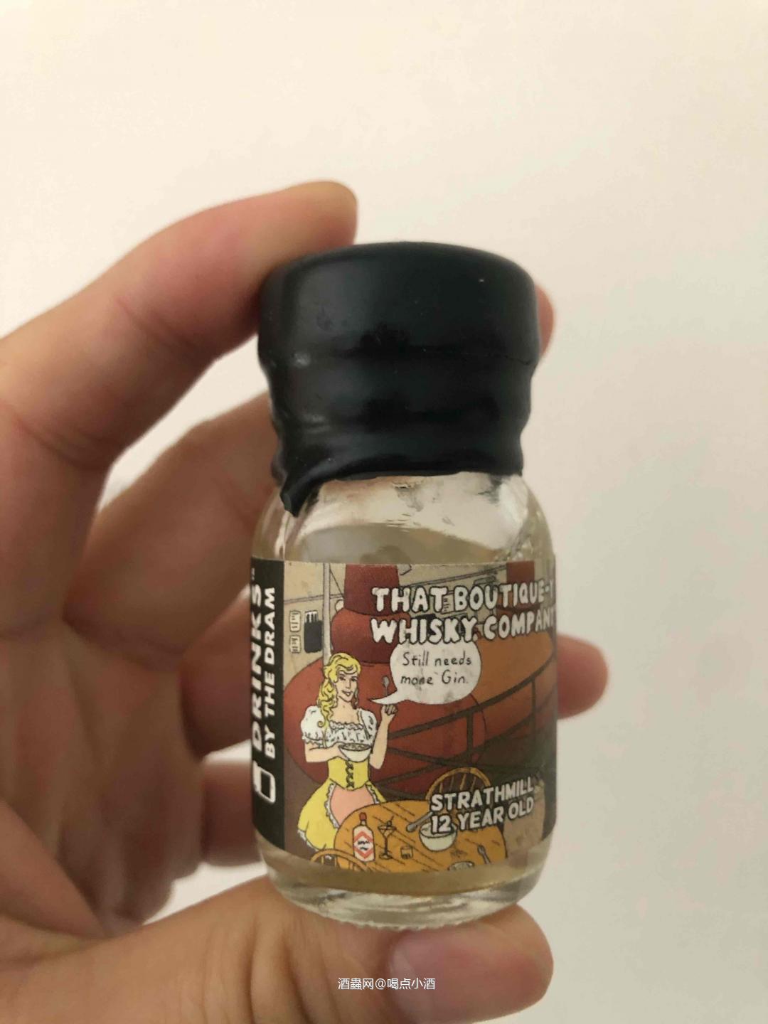 马福亚特漫画标酒款: 斯特拉斯米尔12年单一麦芽。30ml的分享瓶,有点开裂的战损版蜡封瓶口。 酒精度: 49度,配料表只有水,大麦芽,无添加焦糖色。