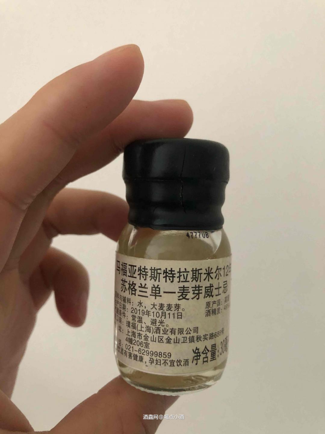 马福亚特漫画标酒款: 斯特拉斯米尔12年单一麦芽。30ml的分享瓶，有点开裂的战损版蜡封瓶口。 酒精度: 49度，配料表只有水，大麦芽，无添加焦糖色。