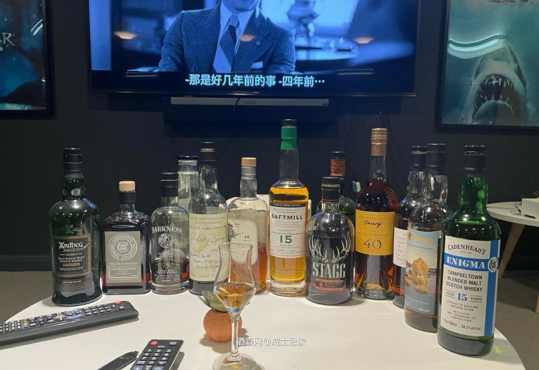 放假在家。随便喝点威士忌和干邑