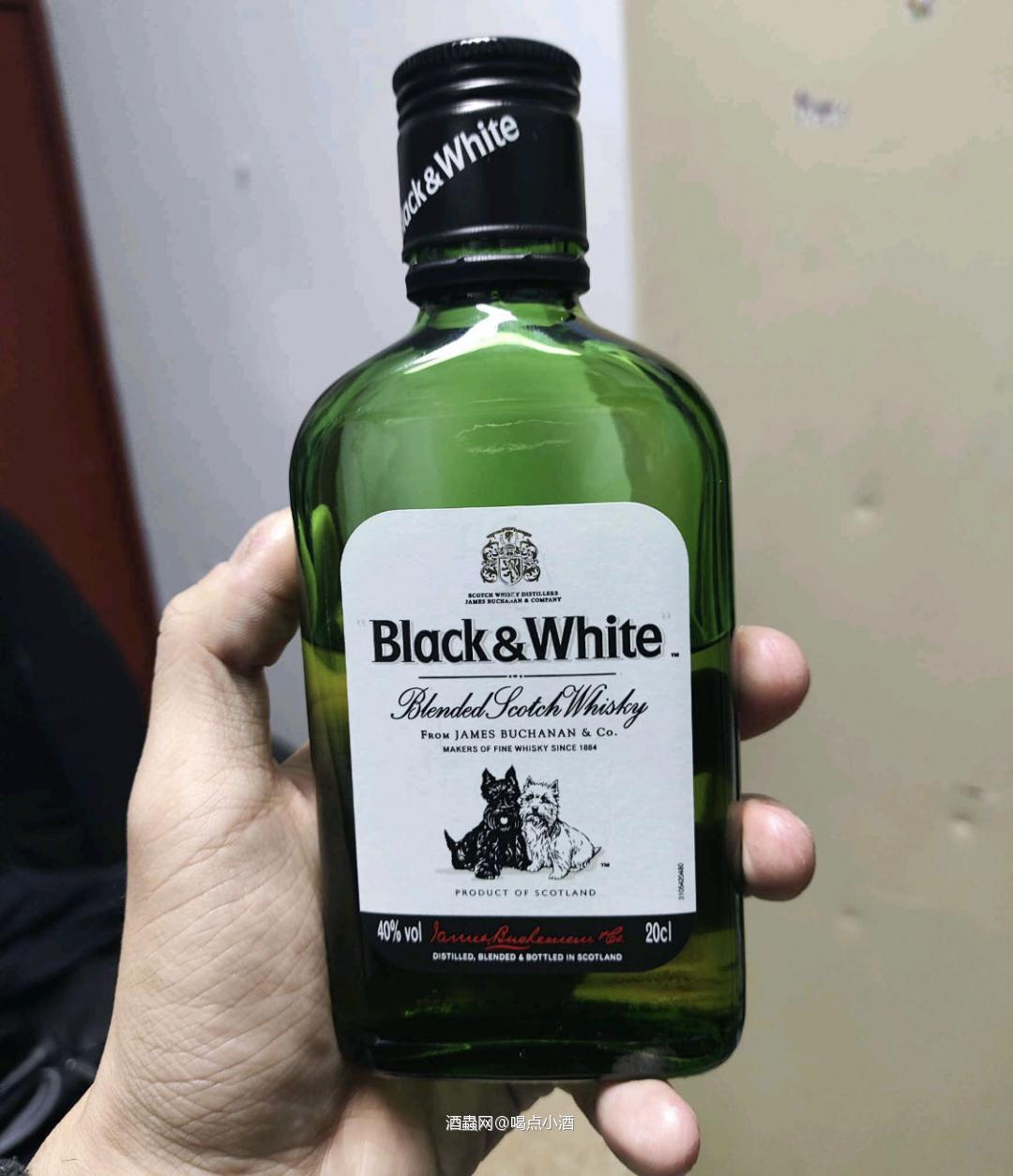 黑白狗苏格兰威士忌,酒精度40度,三年熟成。这个就很清淡了,初闻起来有股水果和蜂蜜混合的气味,然后才是酒精味。喝着也比较甜,酒精味很清淡,回味有点发苦,而且比较长。