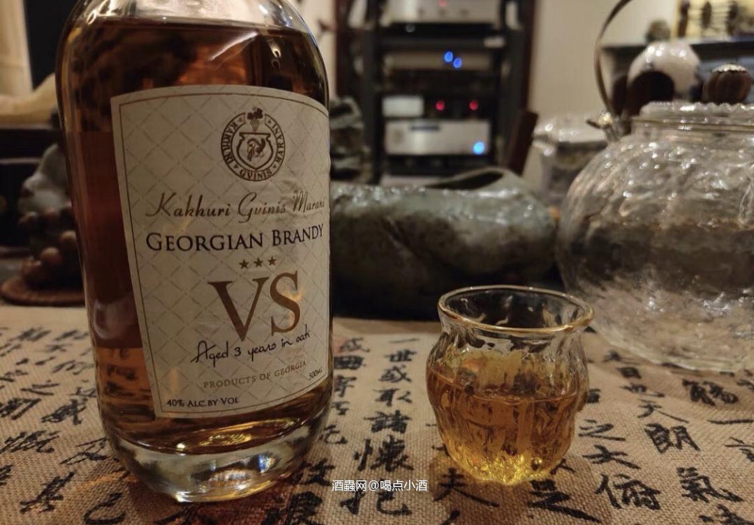 格鲁吉亚是葡萄酒的发源地,1965年前苏联对格鲁吉亚出土的10粒;葡萄籽考古发现:距今8000年前人工栽培的萨别拉维葡萄格鲁吉亚葡 萄酒对于国内人跟茶一样,在古老的发展史中难解难分 观其色 酒液金黄,清澈透亮 闻其香 淡雅的葡萄香味橡木桶的木质风味青草与花香自然芬芳等 口感甘洌,爽口怡人。