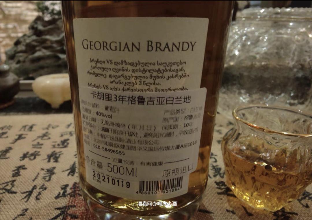 格鲁吉亚是葡萄酒的发源地,1965年前苏联对格鲁吉亚出土的10粒;葡萄籽考古发现:距今8000年前人工栽培的萨别拉维葡萄格鲁吉亚葡 萄酒对于国内人跟茶一样,在古老的发展史中难解难分 观其色 酒液金黄,清澈透亮 闻其香 淡雅的葡萄香味橡木桶的木质风味青草与花香自然芬芳等 口感甘洌,爽口怡人。