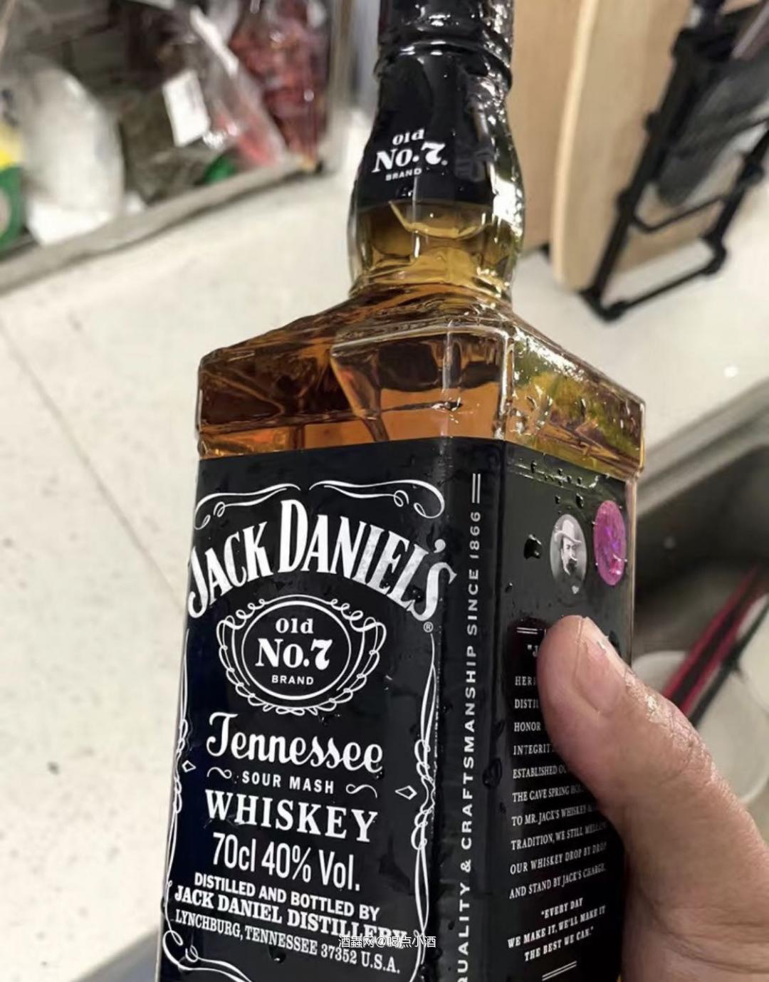 杰克·丹尼威士忌(JACK DANIELS),世界十大名酒之一。杰克·丹尼酒厂1866年诞生于美国田纳西州林奇堡,是美国第一间注册的蒸馏酒厂。杰克·丹尼威士忌畅销全球一百三十多个国家,单瓶销量多年来高踞全球美国威士忌之首