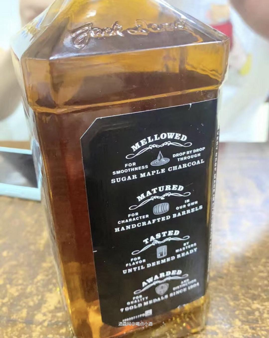 杰克·丹尼威士忌（JACK DANIELS），世界十大名酒之一。杰克·丹尼酒厂1866年诞生于美国田纳西州林奇堡，是美国第一间注册的蒸馏酒厂。杰克·丹尼威士忌畅销全球一百三十多个国家，单瓶销量多年来高踞全球美国威士忌之首