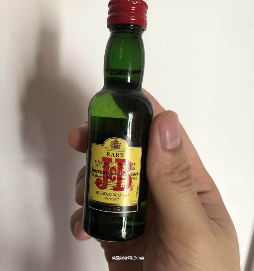 珍宝是一只混合(Blended)的苏格兰威士忌,是创于一七四九年,至今已有二百多年历史。 在欧洲J&B珍宝威士忌在苏格兰威士忌中排名第一。在全球排第二,仅次于红牌威士忌。在全球洋酒中,排名第五位。 珍宝威士忌的酿制 珍宝威士忌是由42种单一麦芽与谷物威士忌调和而成,每种威士忌的选择都是品质与他们自己本身完美独特的风格的体现。