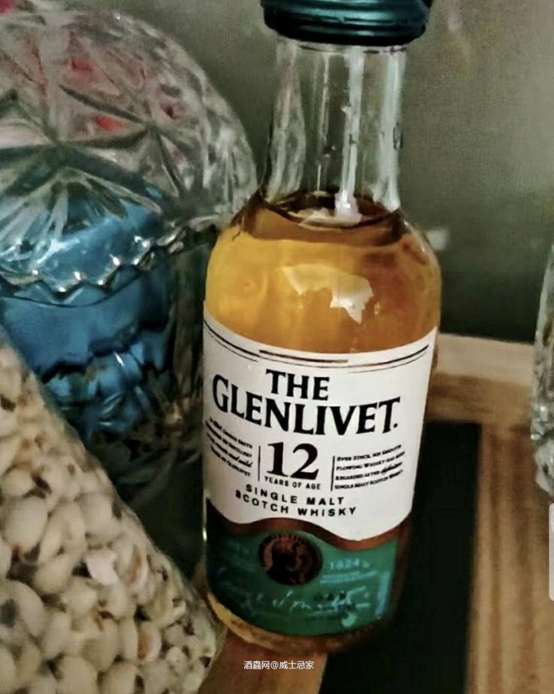 格兰威特12年单一麦芽是格兰威特酒厂的标志性产品。酒厂成立于1824年,目前,它是在美销量第一的苏格兰单一麦芽品牌,全球排名第二。这是一款非泥煤味麦芽威士忌,它轻巧、易饮、美味。