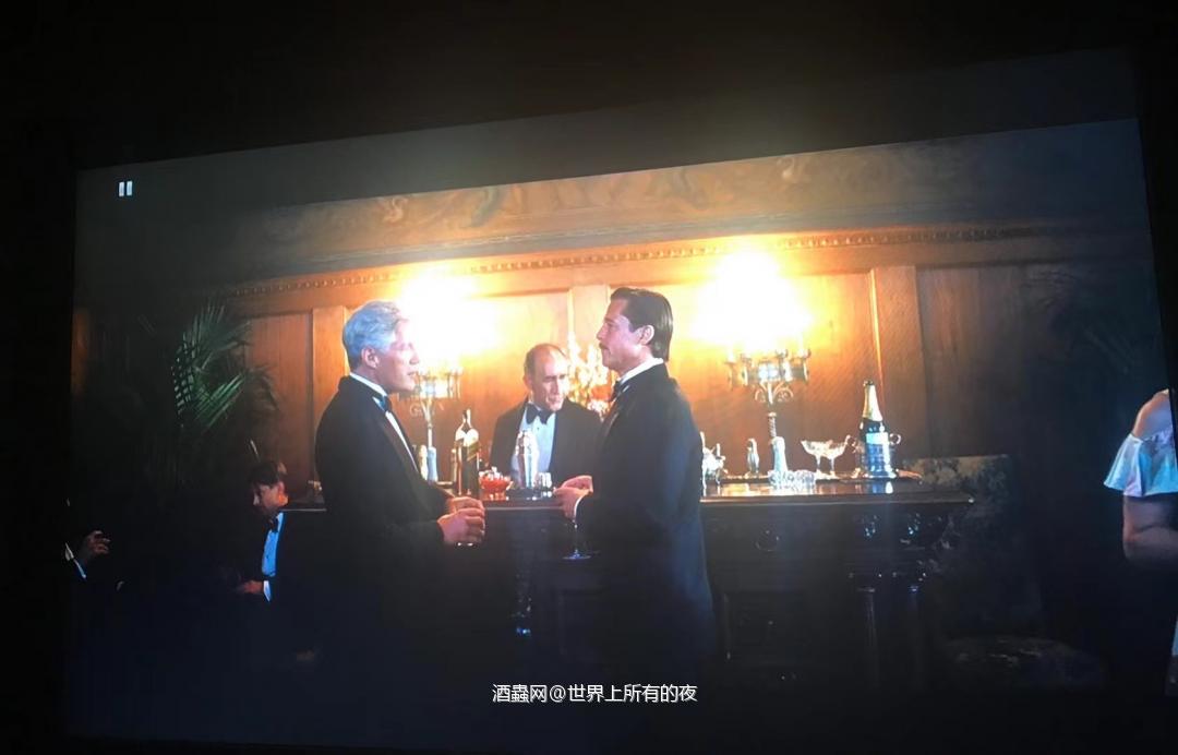尊尼获加蓝牌在《巴比伦》里出现了2次 第2次出现了20多秒<p class='p'/>…