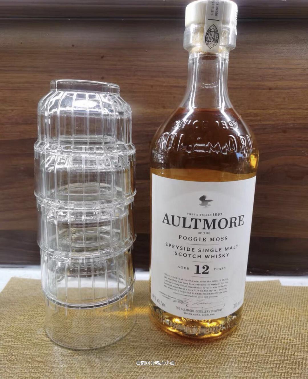 欧摩12年清新甘爽的酒液撩拨味蕾如同漫步绿意弥散的隐秘小道淡雅的花蜜香甜穿插其中,轻盈甘甜的风味特征是斯贝塞入门的经典佳选。 颜色:金色 香气:苹果、麦芽、青草、花香 口感:新鲜橙子、菠萝、蜂蜜 余味:悠长的苹果、麦芽以及矿物质气息