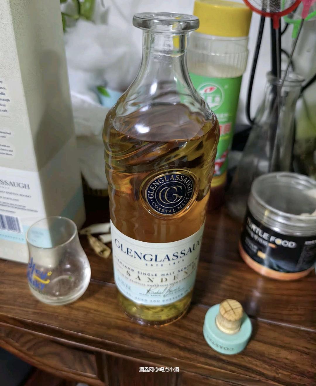 50.5°?入口鲜咸,虽然没年份,但是酒精感不强,比较柔,入口没有评价中那么复杂的味道,喝出点柠檬味和杏仁味儿,一人喝掉没什么压力,加冰更易饮。喝多雪梨桶换换口味挺不错。
