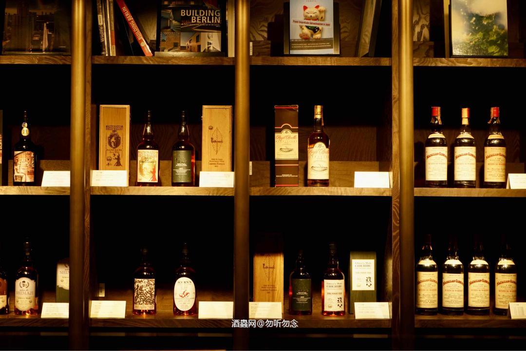 286款拍品已就位，静置于书香木阁，等待与您灵魂碰撞的那一刻。14号开拍不见不散。