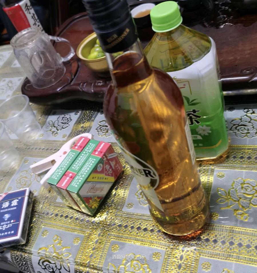 高司令调和威士忌加绿茶，吨吨吨。