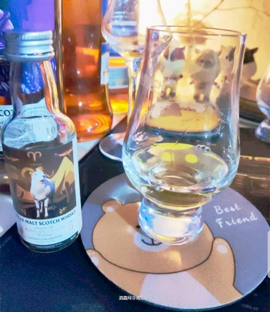 色:淡淡琥珀色,挂杯,油润十足。闻香:初闻先入为主的泥煤味…