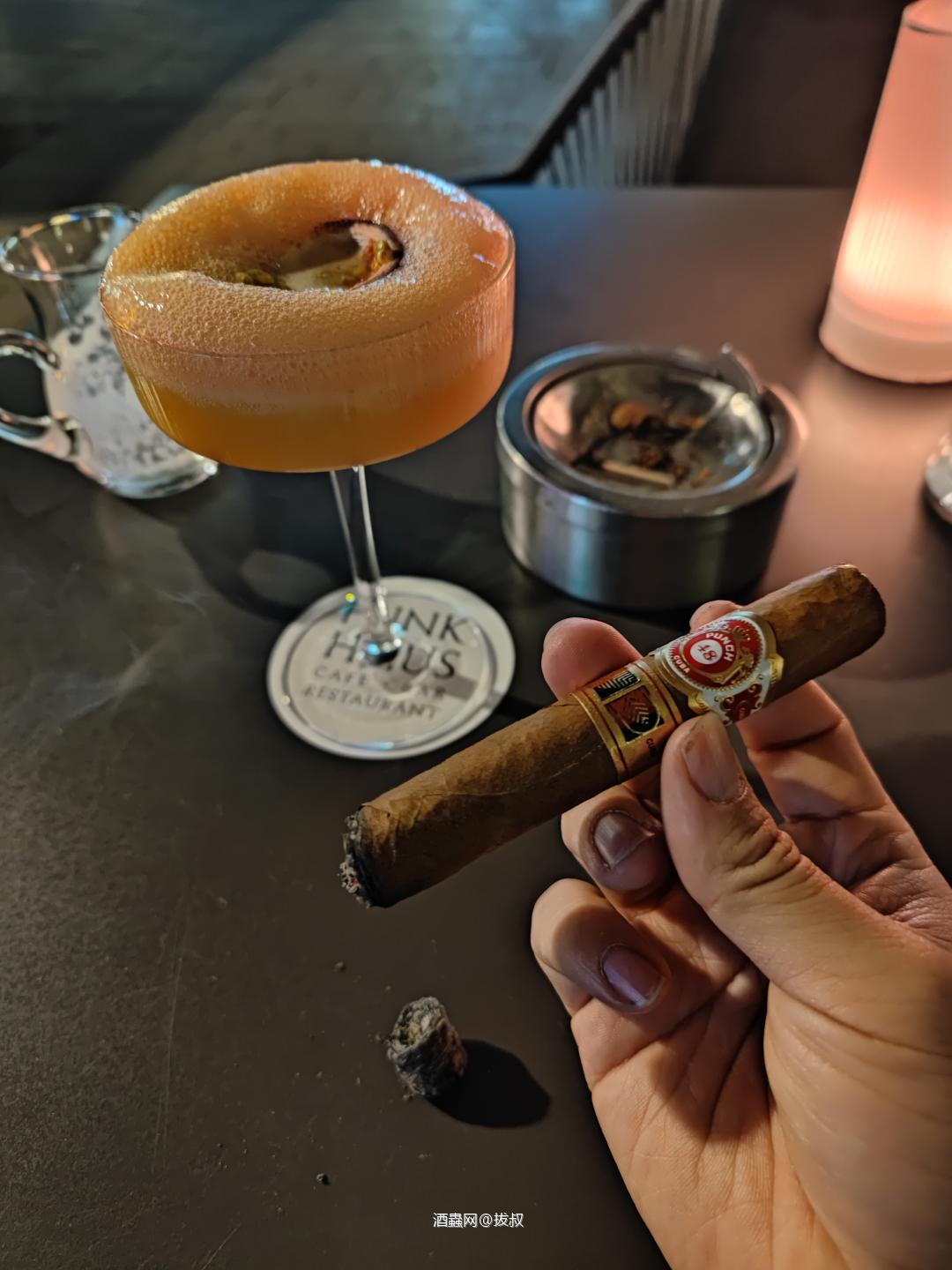 抽茄喝酒