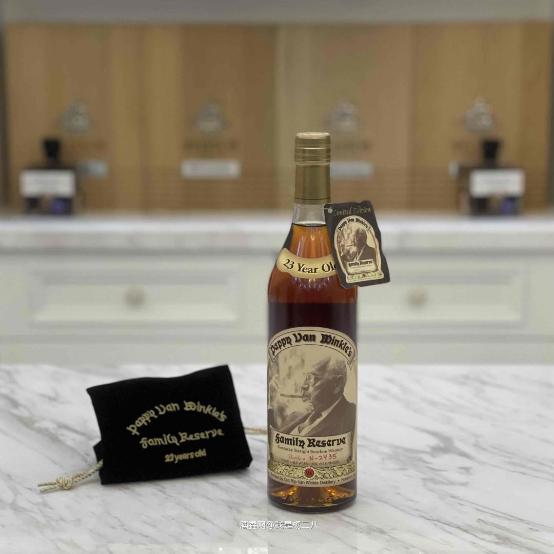 如果波本有神话,那父神一定是Pappy !Pappy一直是波本藏家狂热追捧的品牌,自1990年初Stitzel-Weller关闭后,Buffalo Trace酿酒厂接棒续造了其波本帝国的王座地位。而Pappy Van Winkle 23 年正是其产品序列当红的天花板,一支2008年装瓶的Pappy 23 年家族珍藏威士忌曾在苏富比拍卖会上拍得 52,000 美元,创造了该品牌最新的拍卖纪录。 很开