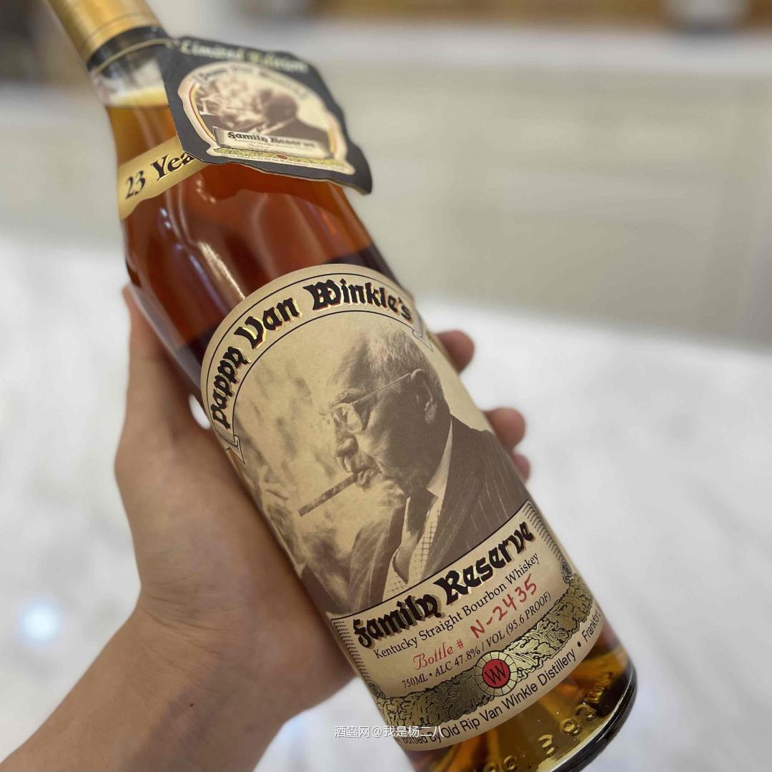 如果波本有神话，那父神一定是Pappy ！Pappy一直是波本藏家狂热追捧的品牌，自1990年初Stitzel-Weller关闭后，Buffalo Trace酿酒厂接棒续造了其波本帝国的王座地位。而Pappy Van Winkle 23 年正是其产品序列当红的天花板，一支2008年装瓶的Pappy 23 年家族珍藏威士忌曾在苏富比拍卖会上拍得 52,000 美元，创造了该品牌最新的拍卖纪录。 很开