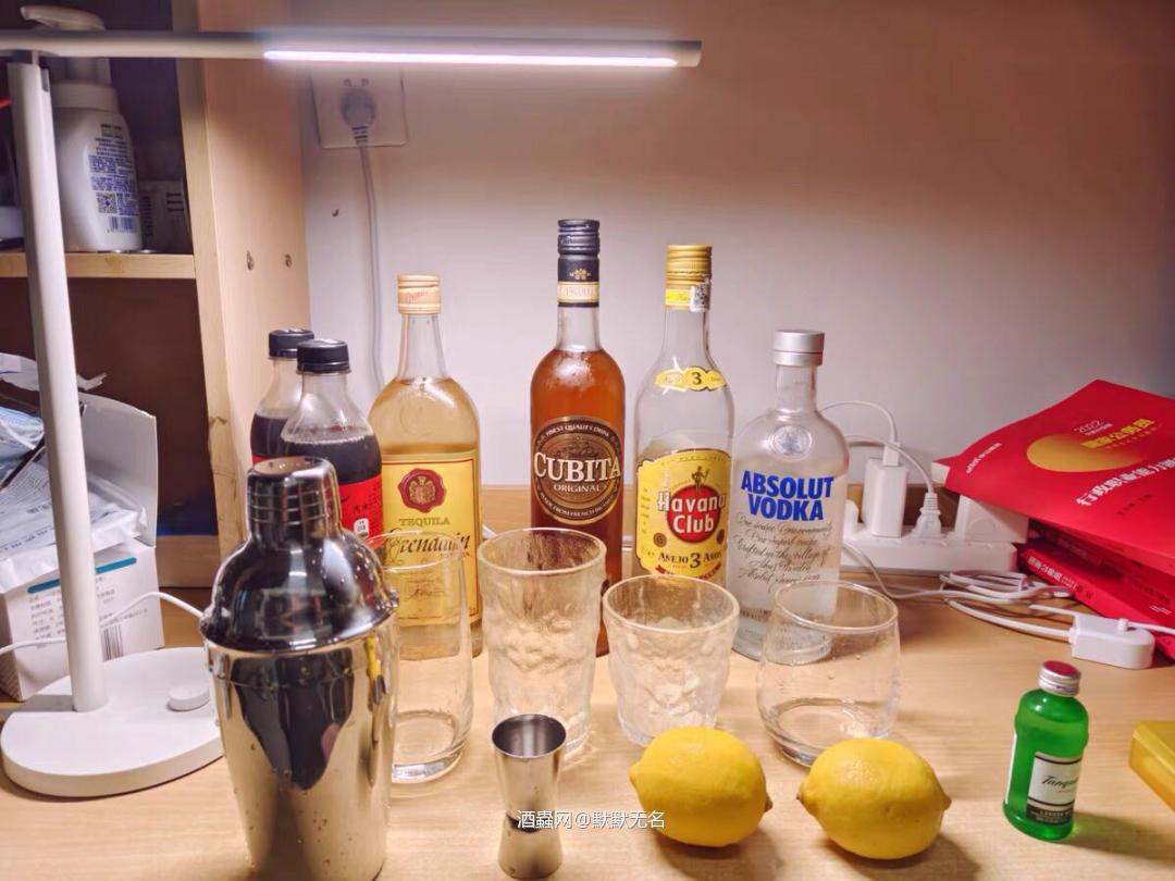 自己买了些柠檬,准备自学调酒。绝对伏特加很百搭。