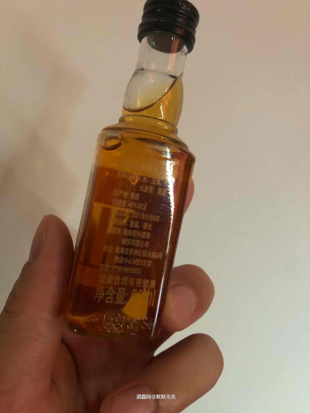 圣睿波本威士忌。这个酒标就像一把钥匙一样。非常好看。酒精度4…