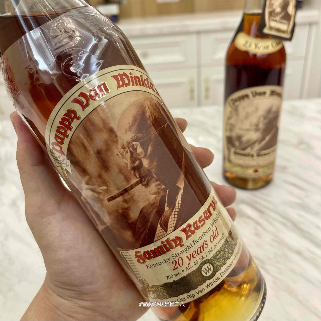 Pappy 20 years ( 2010 ) Julian Pappy Van Winkle 或许是威士忌帝国里最受欢迎的雪茄老头。Pre 2012的Pappy家族私人窖藏基本都是旧厂蒸馏的，难得见到瓶封和酒标这么好的老酒，忍不住让朋友割爱收了过来。顺便分享一下Pappy的新老蒸馏厂的编码小知识，参考图5️⃣Pre-2012与2012 and on。可以精确识别装瓶年月和日期时间，美国佬还是有点