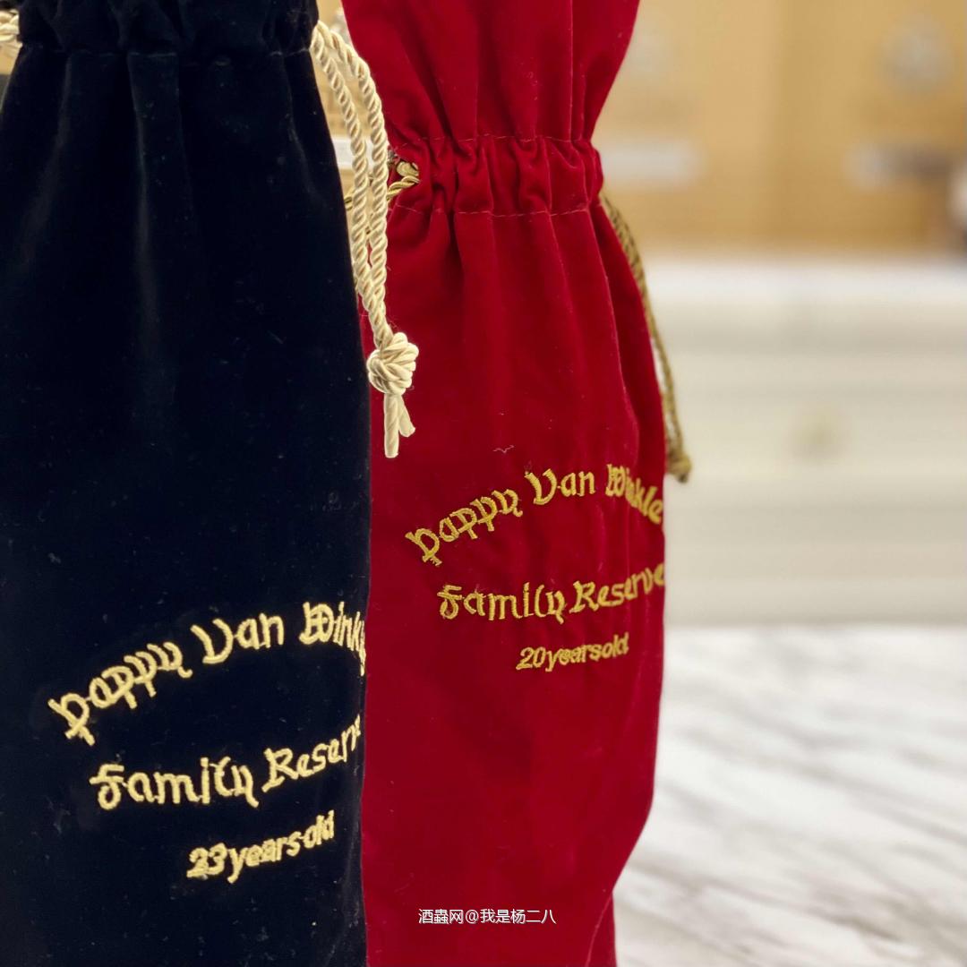 Pappy 20 years ( 2010 ) Julian Pappy Van Winkle 或许是威士忌帝国里最受欢迎的雪茄老头。Pre 2012的Pappy家族私人窖藏基本都是旧厂蒸馏的，难得见到瓶封和酒标这么好的老酒，忍不住让朋友割爱收了过来。顺便分享一下Pappy的新老蒸馏厂的编码小知识，参考图5️⃣Pre-2012与2012 and on。可以精确识别装瓶年月和日期时间，美国佬还是有点