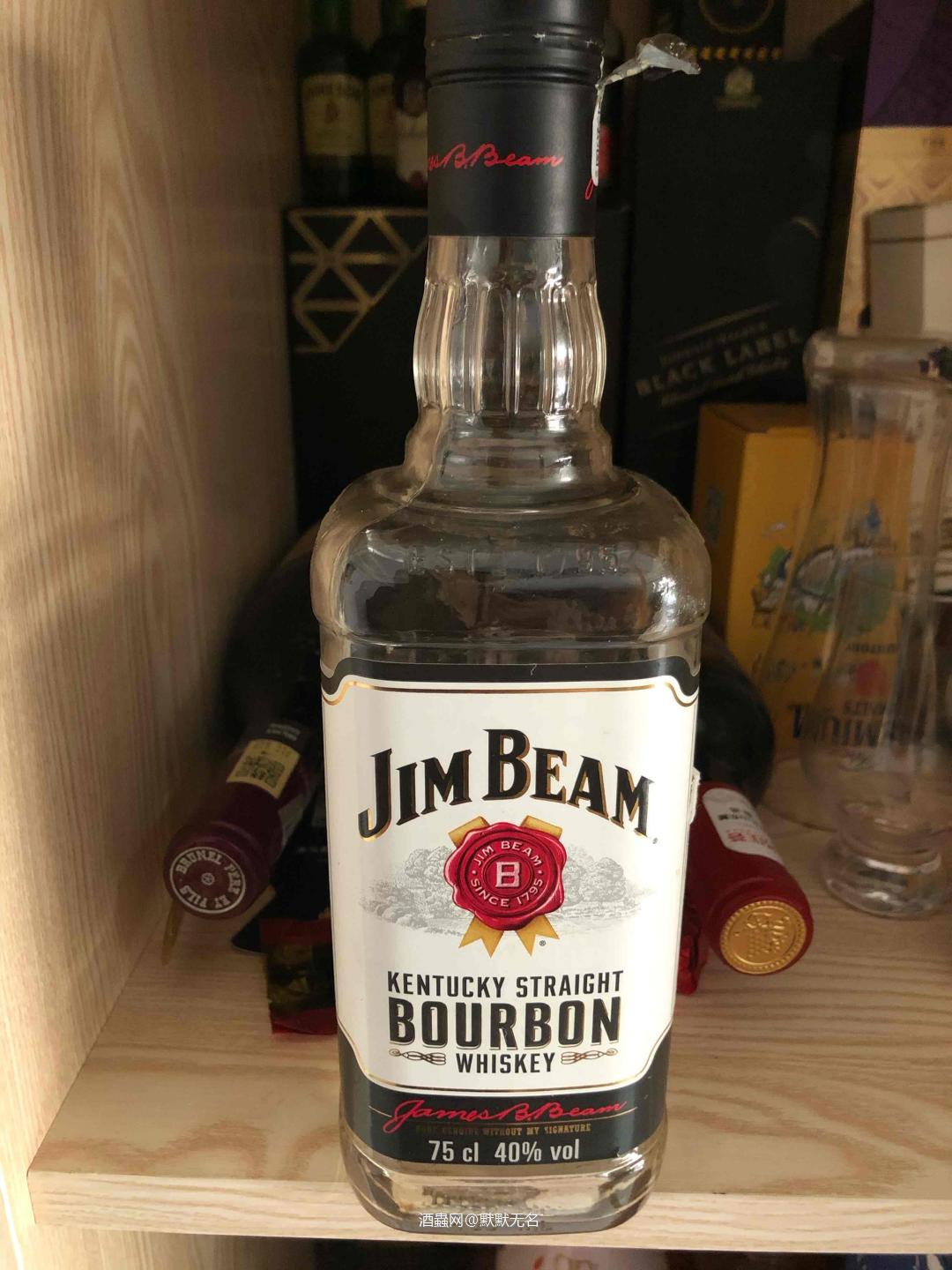 清瓶一瓶波本，金宾威士忌。酒精感真的太炸裂了。
