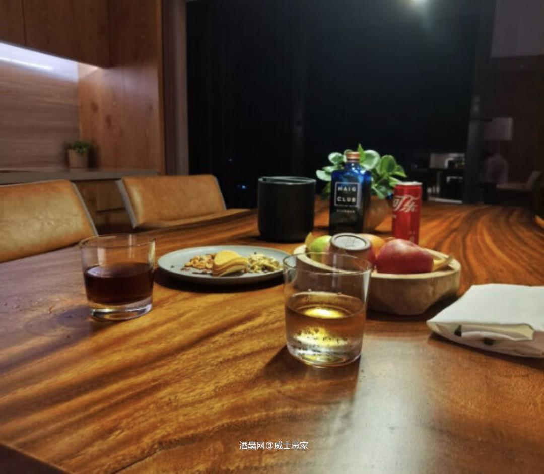 今晚和朋友简简单单喝一杯谷物威士忌。贝克汉姆代言的。