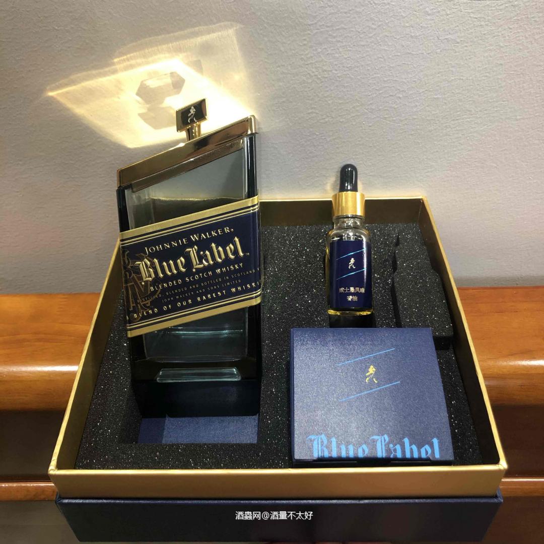 之前酒虫网送的尊尼获加香薰礼盒。真的太好看了。放在衣柜里盖着盒子依旧很香。这个威士忌周边真的太棒了。