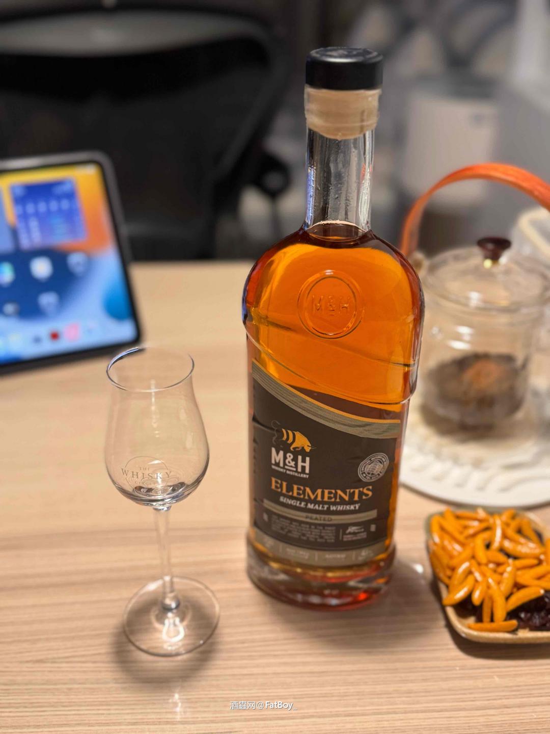 还是纯饮好喝🥃😋 所用艾雷岛威士忌桶來自 Laphroaig and Ardbeg
