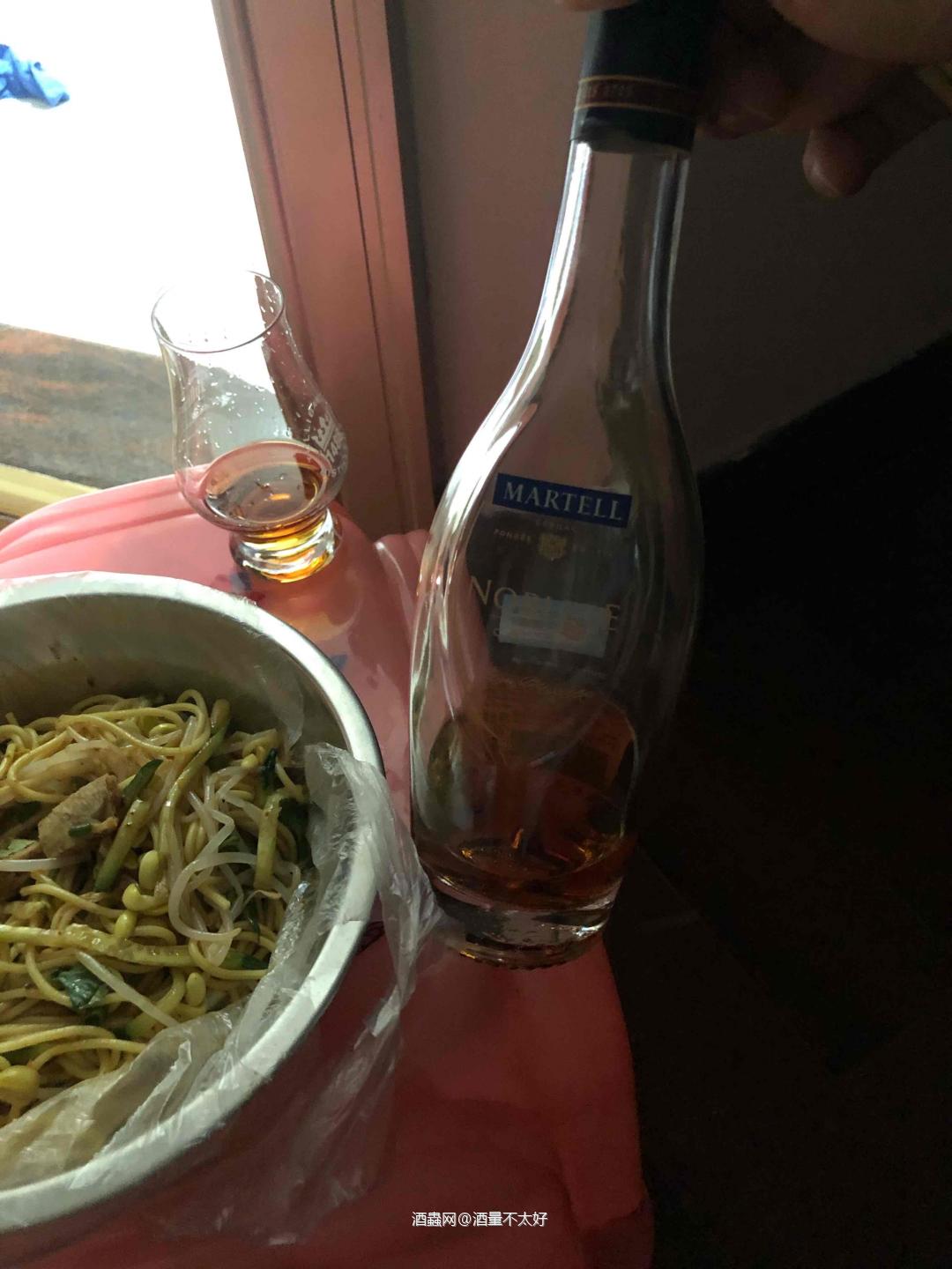剩下一点点瓶底。