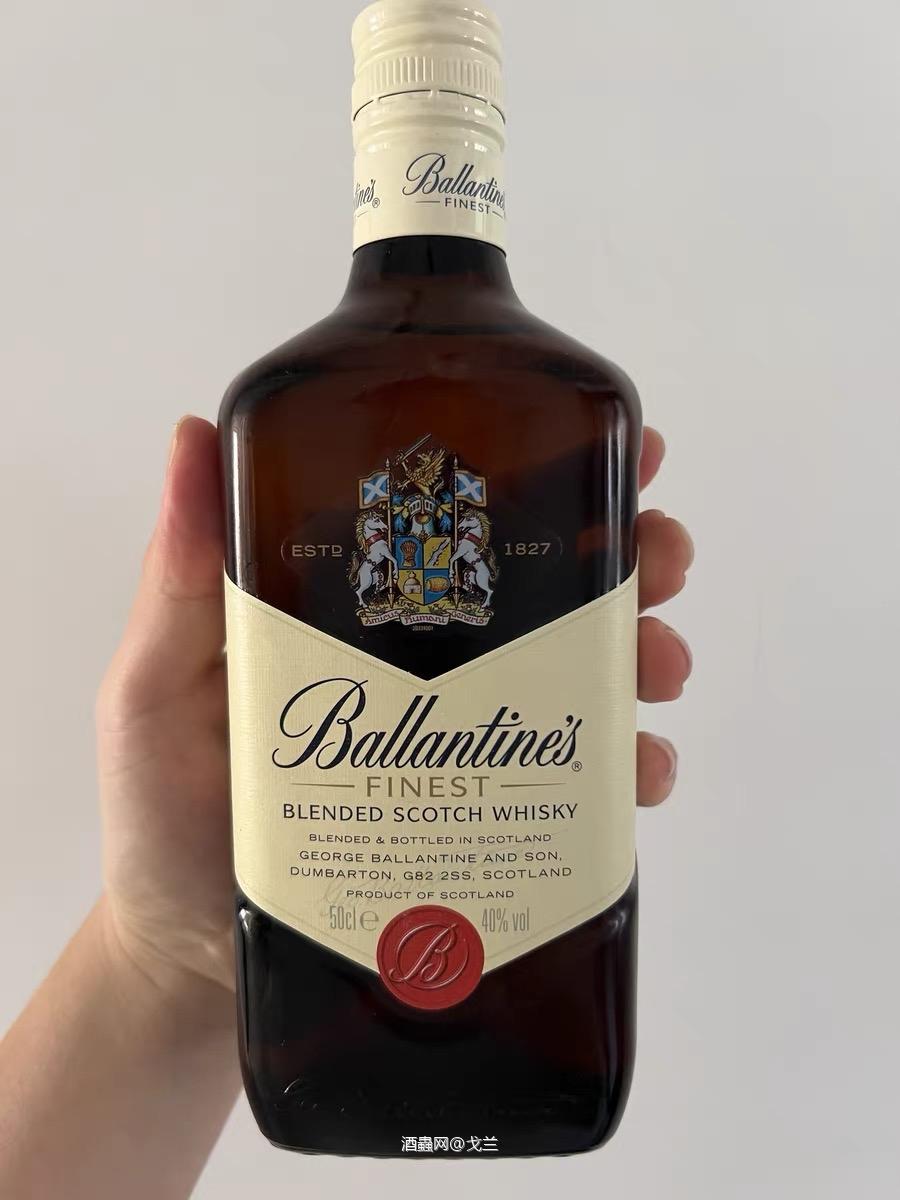 小酒走一波哈哈哈哈。 一送到家就打开尝了一口,非常不错,感觉口感完全不输黑方芝华士等,性价比超高。 适合穷饮hhh