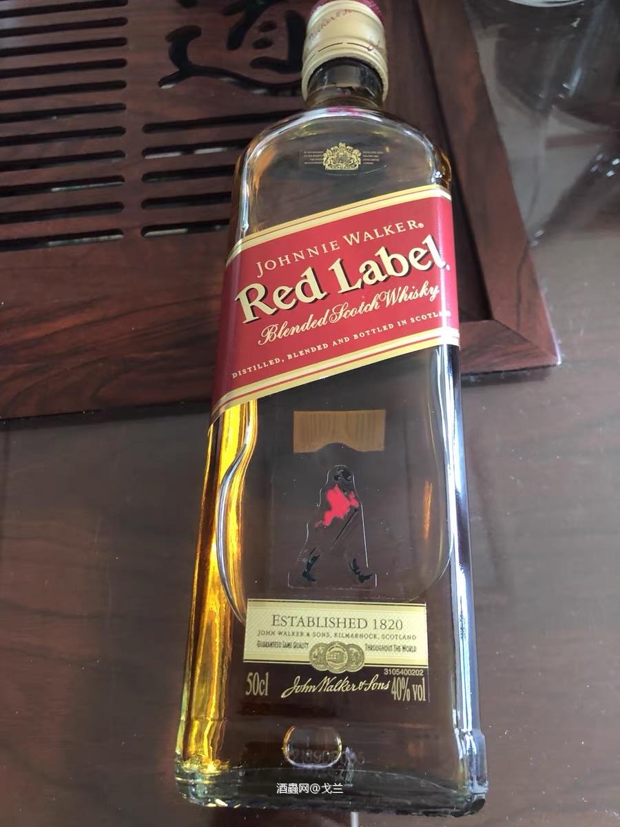 尊尼获加红牌,著名的苏格兰威士忌。 也是当年国内夜店里的硬通货,尤其是他那记忆难忘的经典商标,戴着绅士的帽子、眼镜、手中持杖、脸带微笑的尊尼获加肖像,真的是让人印象深刻hhhhhh