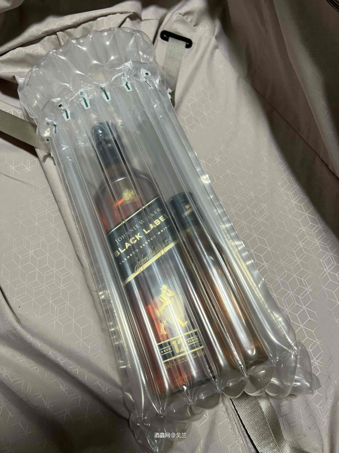 出差啦，十八岁出门远行哈哈哈。 这一次是尊尼获加，第一个收拾的行李就是酒！ 话说你们出差带什么酒呀？hhh