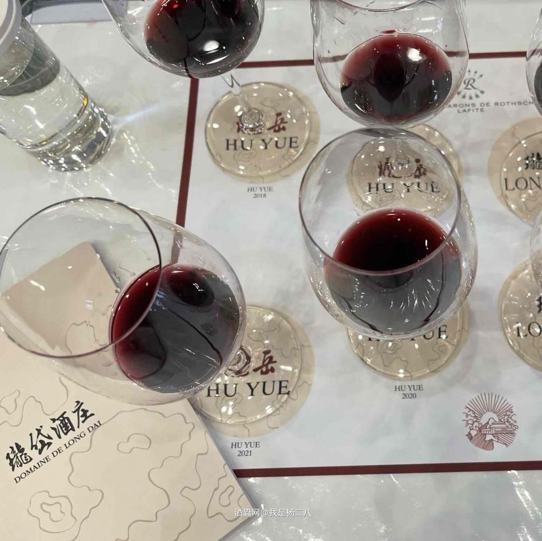 Vinexpo HK的最后一天，受邀参加瓏岱酒庄的品鉴，2018-2021的瓏岱和琥岳，混酿的比例很有功夫。酒展最后名庄畅饮狂欢，用2011年的拉菲和Neisson的旗舰新品Zetwal开心收尾了～