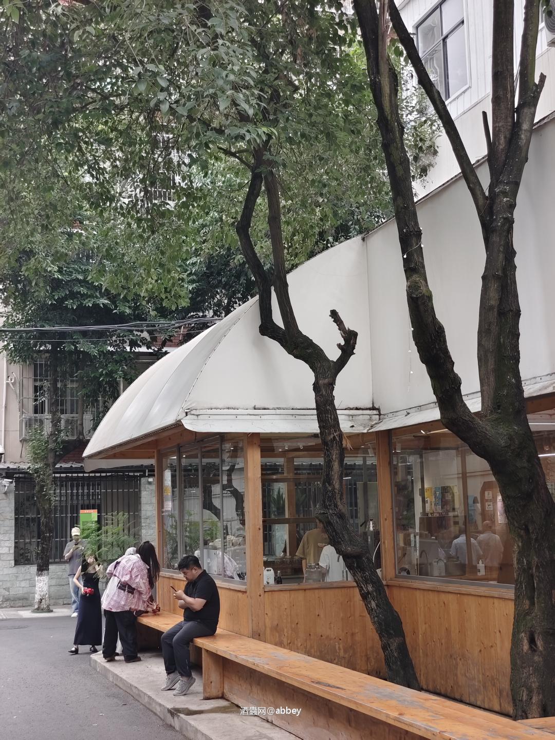 一罐啤酒，在成都的街头走一走
