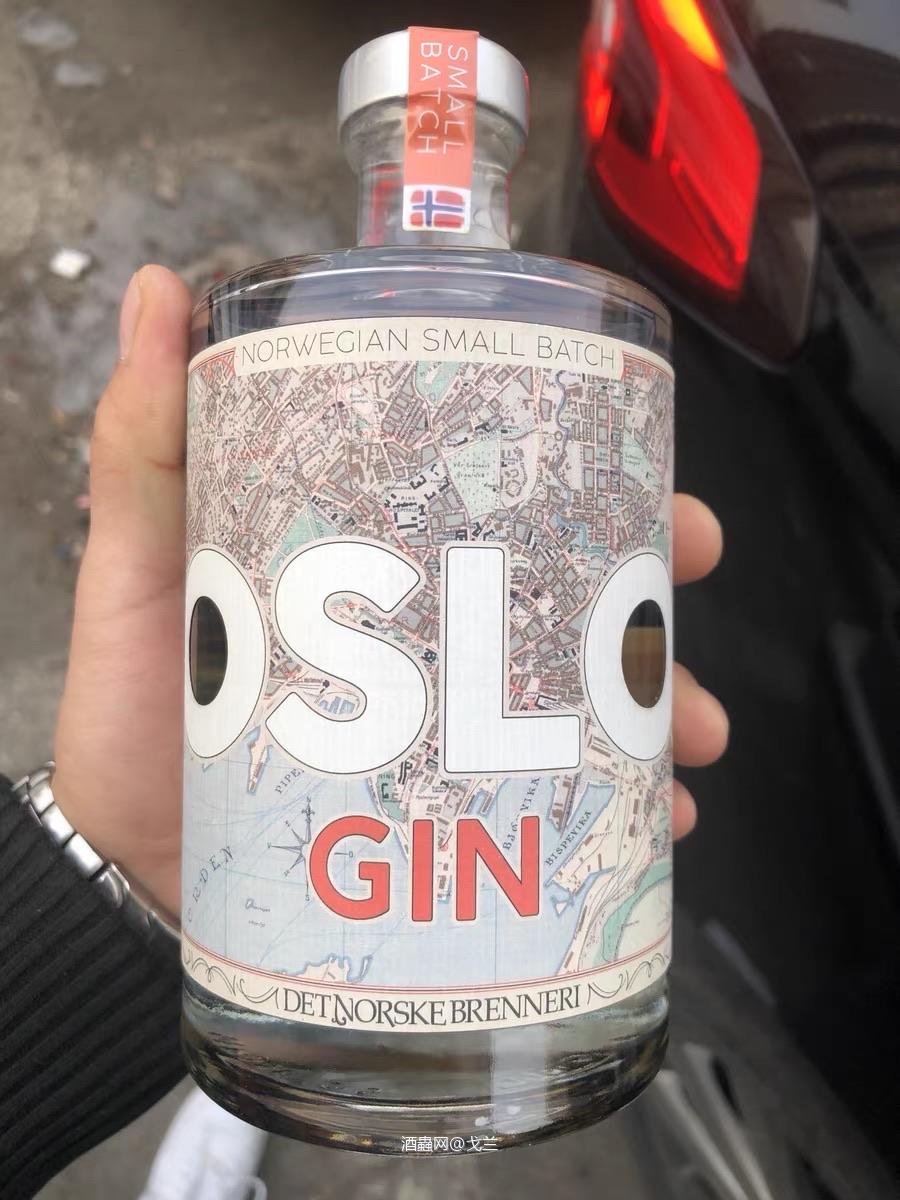挪威奥斯陆金酒OSLO GIN杜松子酒， 入口如丝顺滑，有很醇的杜松子香味，回味很明显有松针的感觉，好喝到不想加汤力水。