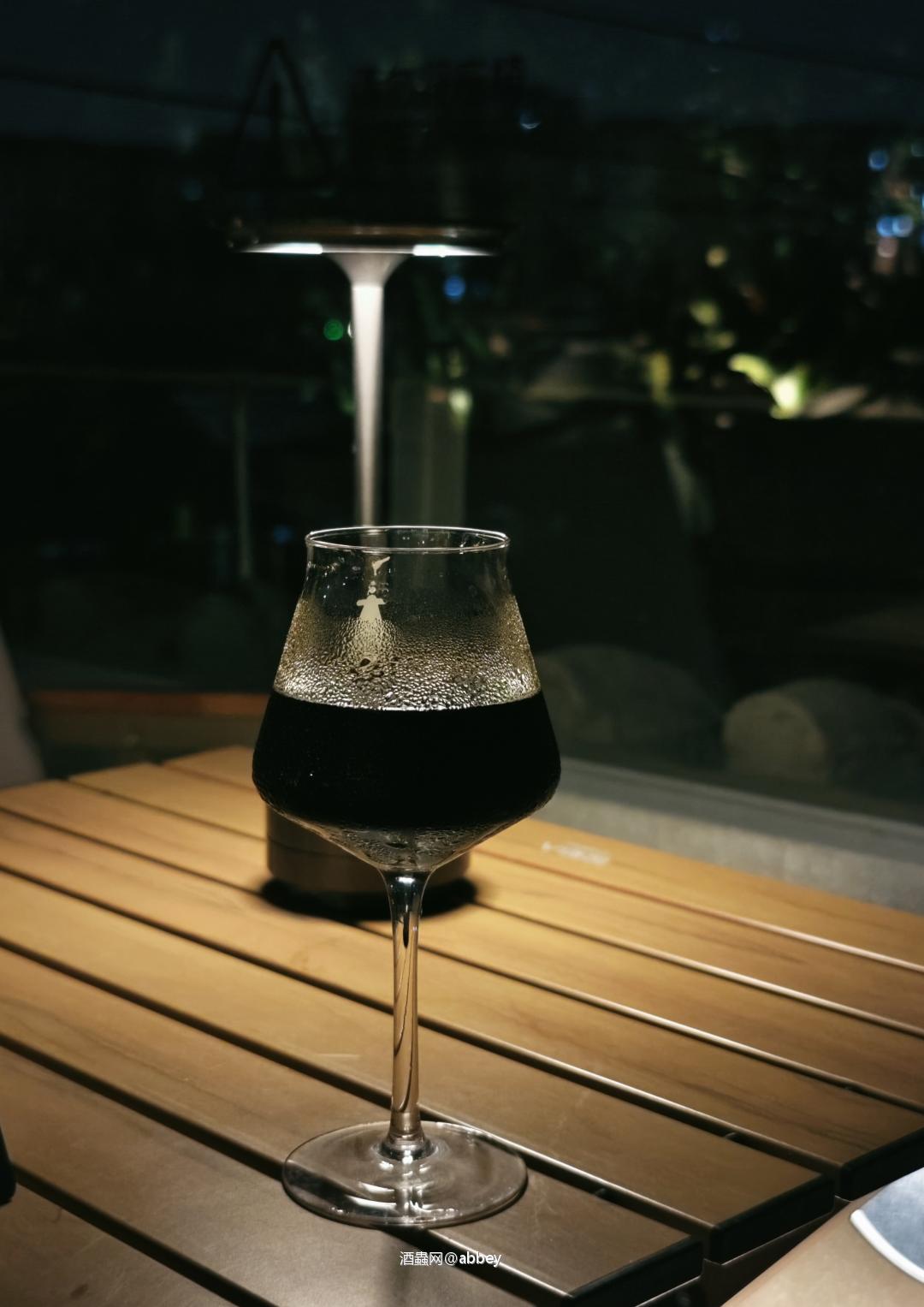 在这样的天气里,一个人喝上一杯……