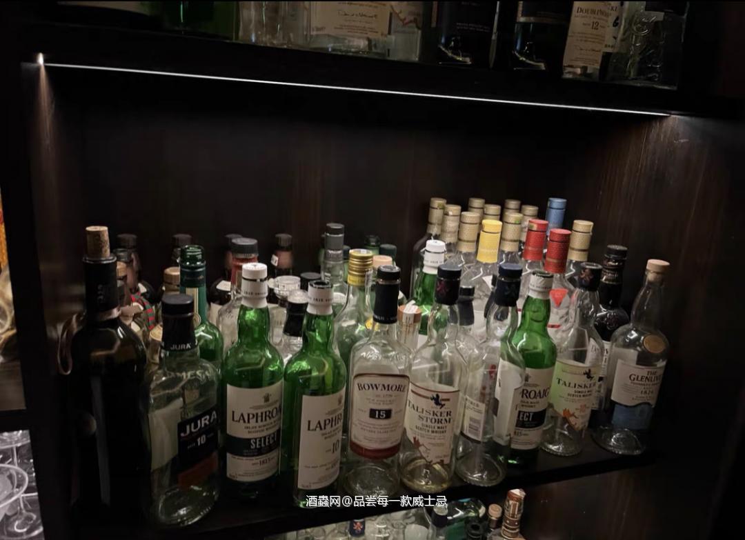 家里的空瓶一角
