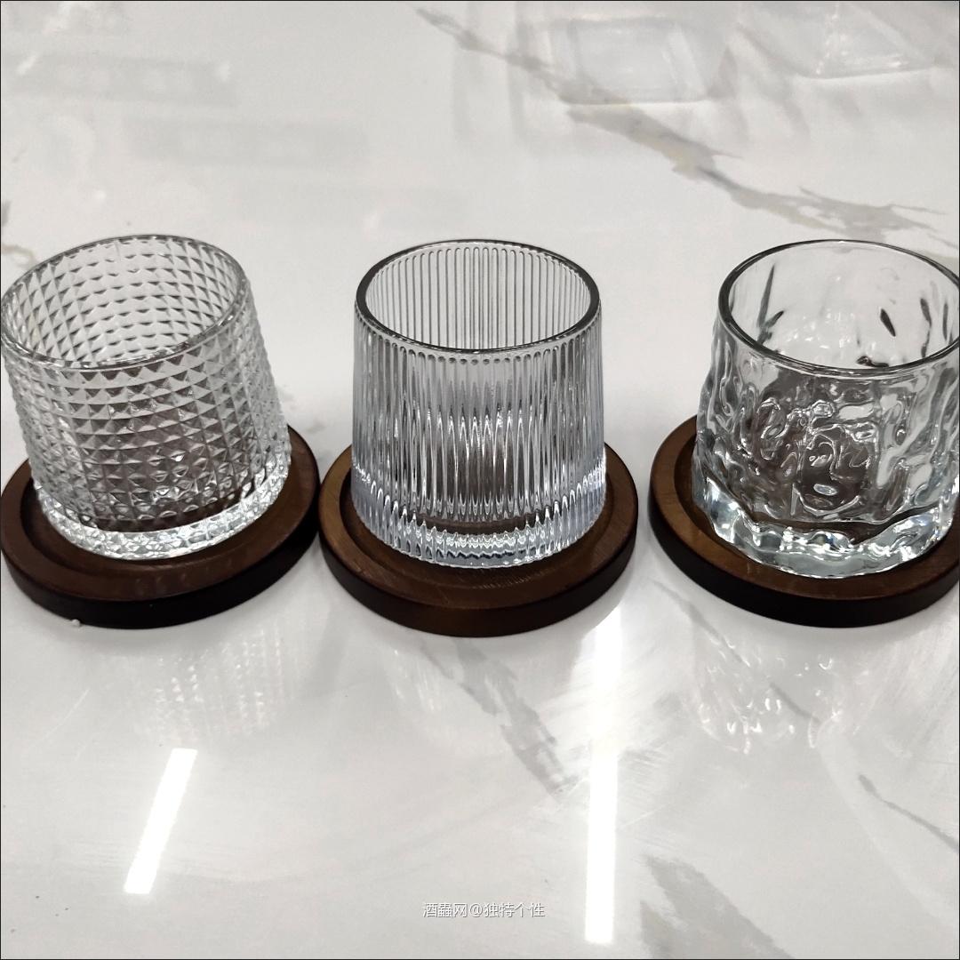 三个小酒杯