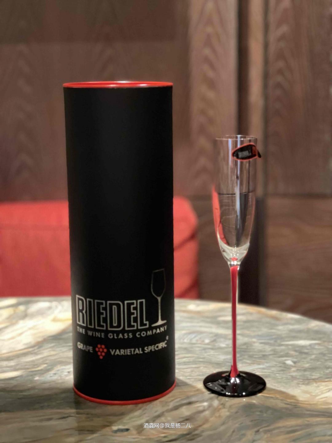 心以为，红黑是Riedel的最美配色