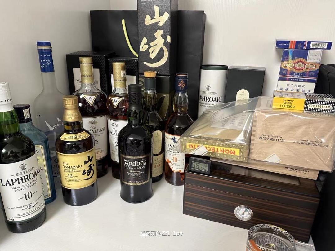 品尝威士忌不仅仅是体验其风味,更是一种精神的放松。将它慢慢品味,仿佛能够从中感受到时光的流逝和岁月的沉淀,每一滴都是历史的见证。