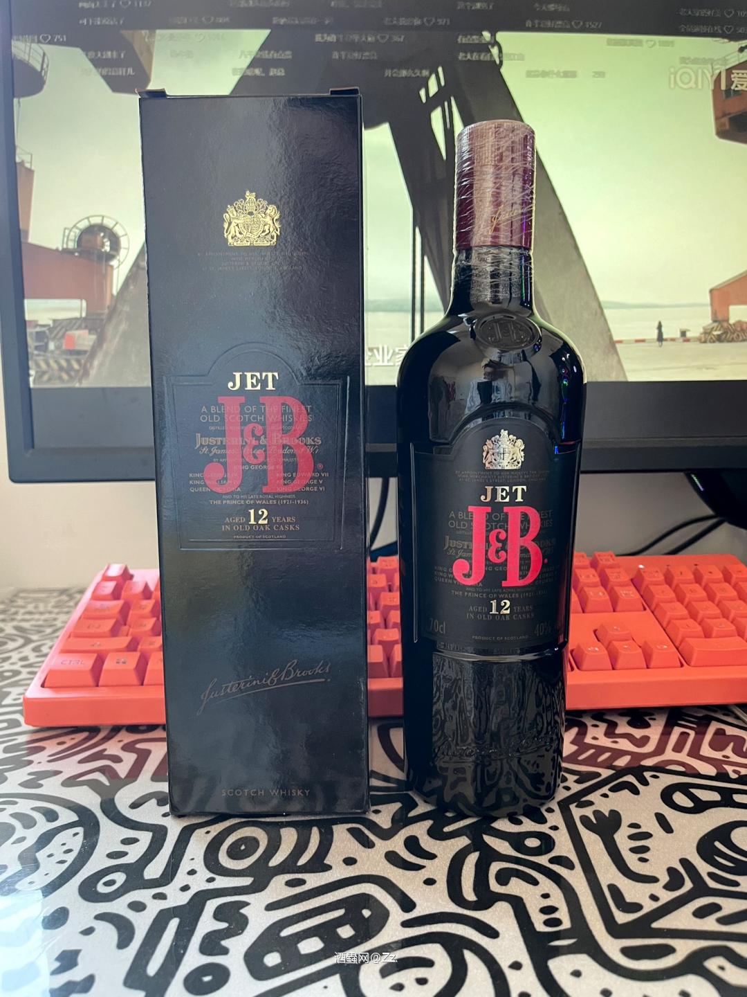 珍宝12年威士忌展现了优雅的风味层次,初入口时带有丰富的麦芽香气和轻微的果香,随即散发出柔和的橡木和香草气息。其复杂的味道逐渐演变,展现出坚果和蜂蜜的甜美味道,带来令人愉悦的口感。 在口感方面,珍宝12年的顺滑度和细腻感令人印象深刻。它的酒体均衡,余味长且温暖,带有微微的香料和巧克力味道。整体而言,这款威士忌以其丰富的层次和持久的风味,提供了极致的饮用体验。