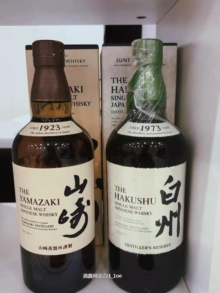 威士忌不仅是一种酒,更是一种生活的艺术。每一瓶威士忌都蕴含了酿酒师的心血和智慧,通过细腻的口感和丰富的风味,展现了岁月的沉淀和自然的馈赠。品尝威士忌的过程,仿佛在与历史对话,感受时光的流转。