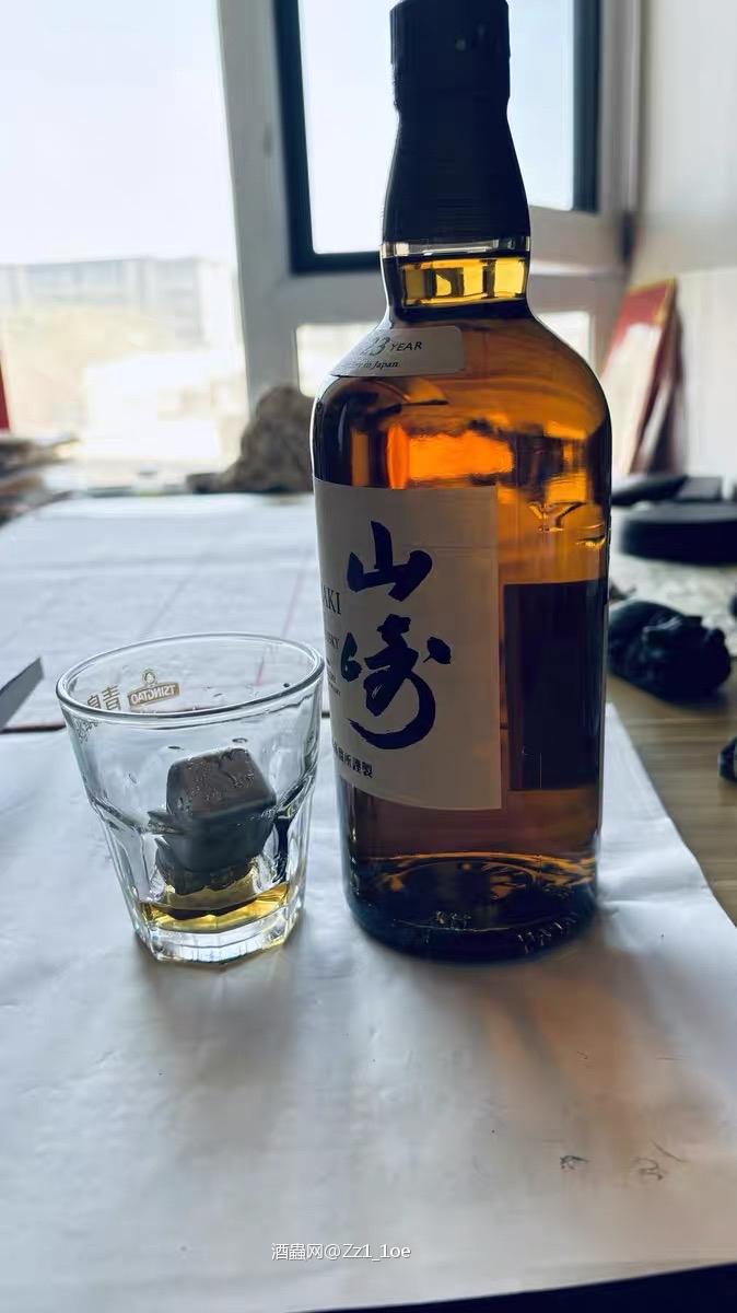 对威士忌的欣赏不仅仅在于其香气和口感的变化,更在于其独特的故事和背景。每一款威士忌都有着自己独特的酿造历史和地域风味,它们为我们提供了一种探索世界的方式,让我们通过酒杯感受到不同文化的魅力。