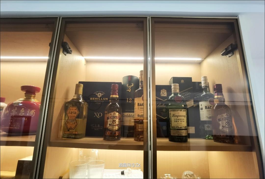 品鉴威士忌是一种沉静而优雅的体验。它要求我们用心去感受每一丝香气、每一丝口感变化。在这个过程中,我们学会了慢下来,享受当下,体验威士忌所带来的宁静和满足感,这是一种对生活的深刻感悟。