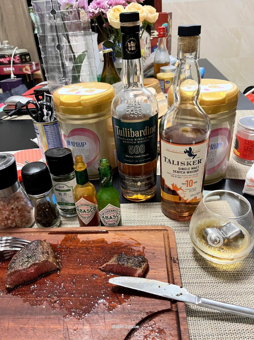 在喧嚣的世界中,威士忌为我们提供了一片宁静的空间。它不仅是放松的良伴,更是一种内心平衡的象征。通过品味威士忌,我们学会了珍惜当下,享受每一刻的美好,让我们的心灵得到片刻的安宁和满足。