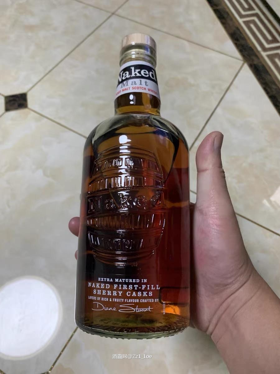 裸雀威士忌(Naked Grouse)是一款精致的苏格兰混合威士忌,呈现出优雅的风味层次。它融合了麦芽威士忌的甜美与轻微的烟熏味,酒体顺滑,口感平衡。饮用时,甜美的香草和坚果味与微妙的香料和干果风味交织,令人回味无穷。 裸雀威士忌的复杂性令人惊艳,每一口都带来丰富的风味体验。酒体饱满,带有浓郁的焦糖和橡木香气,细腻的果味与温暖的香料相辅相成,展现了苏格兰威士忌的经典魅力。适合慢慢品味,享受其细腻的