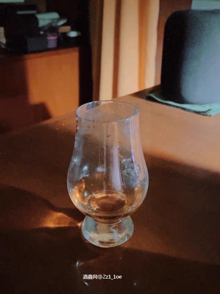 裸雀威士忌（Naked Grouse）是一款精致的苏格兰混合威士忌，呈现出优雅的风味层次。它融合了麦芽威士忌的甜美与轻微的烟熏味，酒体顺滑，口感平衡。饮用时，甜美的香草和坚果味与微妙的香料和干果风味交织，令人回味无穷。 裸雀威士忌的复杂性令人惊艳，每一口都带来丰富的风味体验。酒体饱满，带有浓郁的焦糖和橡木香气，细腻的果味与温暖的香料相辅相成，展现了苏格兰威士忌的经典魅力。适合慢慢品味，享受其细腻的