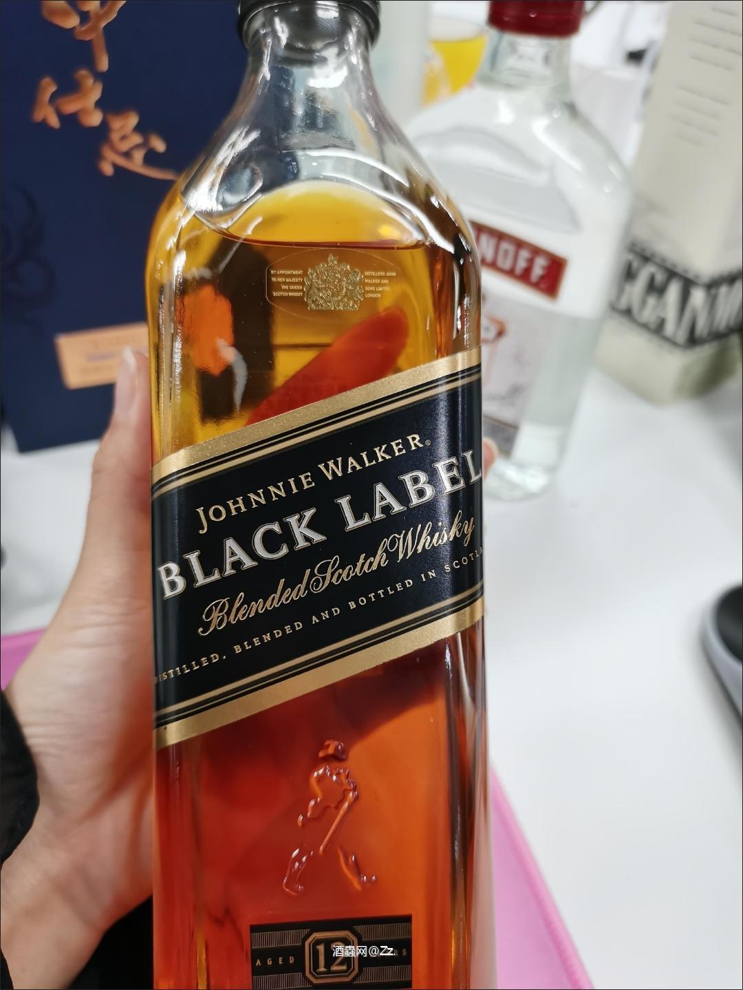 尊尼获加黑方(Johnnie Walker Black Label)是一款经典的苏格兰调和威士忌,口感丰富且层次分明。它融合了烟熏的泥煤香与深邃的水果风味,展现出浓郁的复杂性和微妙的甜美,余味悠长,令人回味无穷。 这款威士忌具有均衡的结构,适合各种场合。入口时,黑方带来丝滑的口感和巧克力般的深度,紧接着是微妙的香草和香料味。它的细腻平衡使其成为威士忌爱好者的经典选择。